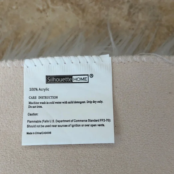 Fluffy White Faux Fur Rug 29” x 42” (74cm x 107 cm) - Picture 3 of 4